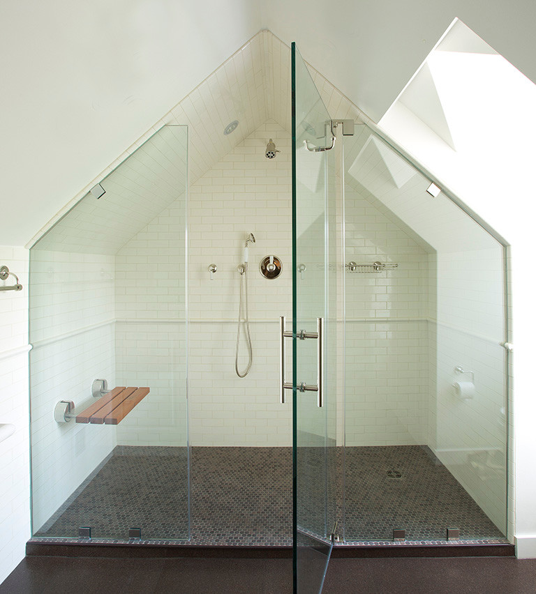 На фото: ванная комната в классическом стиле с фасадами с выступающей филенкой, белыми фасадами, мраморной столешницей, душем в нише, унитазом-моноблоком, коричневой плиткой, керамической плиткой и белыми стенами с