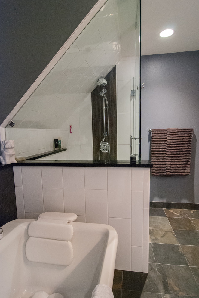Exemple d'une salle de bain principale tendance de taille moyenne avec une baignoire indépendante, une douche d'angle, un carrelage blanc, des carreaux de céramique, un mur gris, un sol en ardoise, un lavabo encastré et un plan de toilette en quartz modifié.