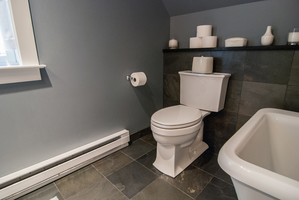 Aménagement d'une salle de bain principale contemporaine de taille moyenne avec une baignoire indépendante, WC séparés, un mur gris et un sol en ardoise.