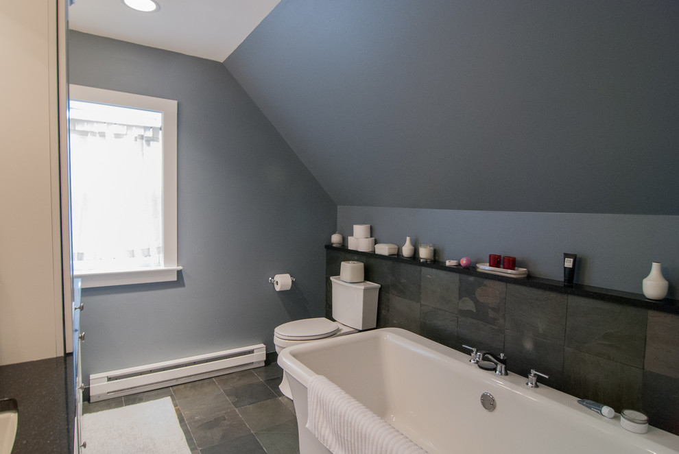 Bild på ett mellanstort funkis en-suite badrum, med luckor med infälld panel, vita skåp, ett fristående badkar, grå väggar, skiffergolv, ett undermonterad handfat och bänkskiva i kvarts