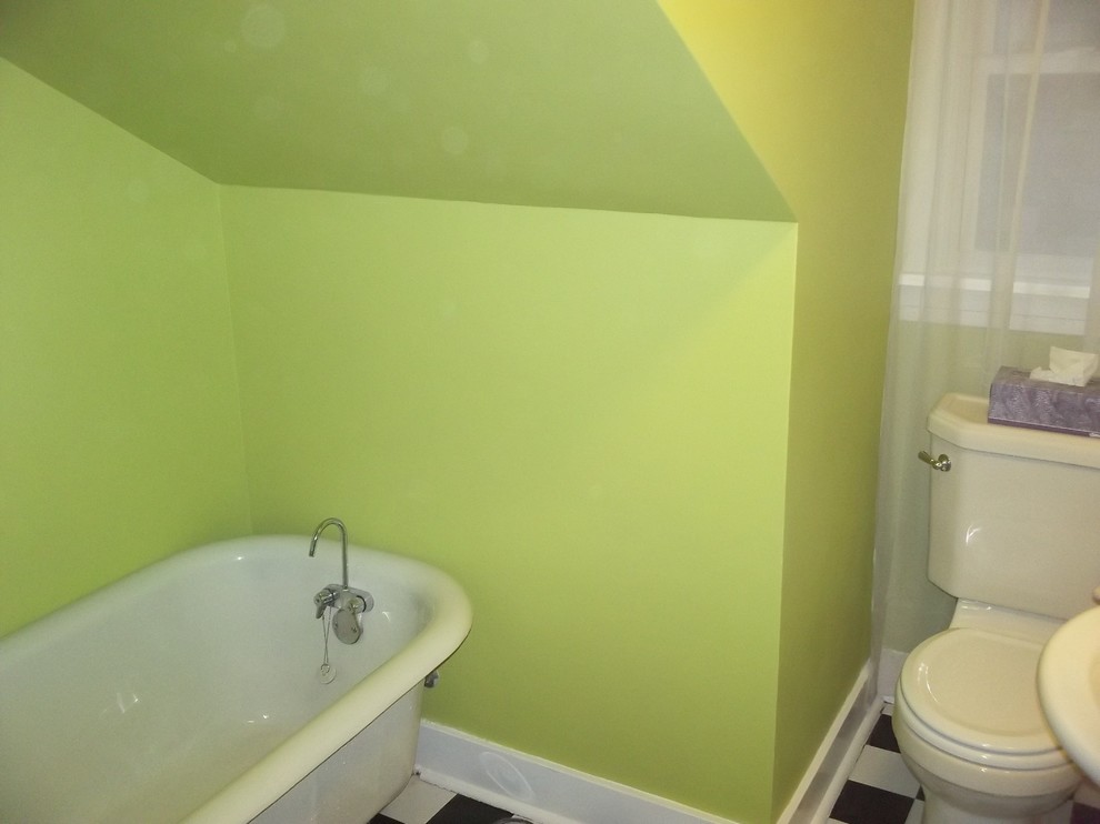 Exemple d'une salle d'eau éclectique de taille moyenne avec une baignoire indépendante, WC séparés, un mur vert, carreaux de ciment au sol et un sol multicolore.
