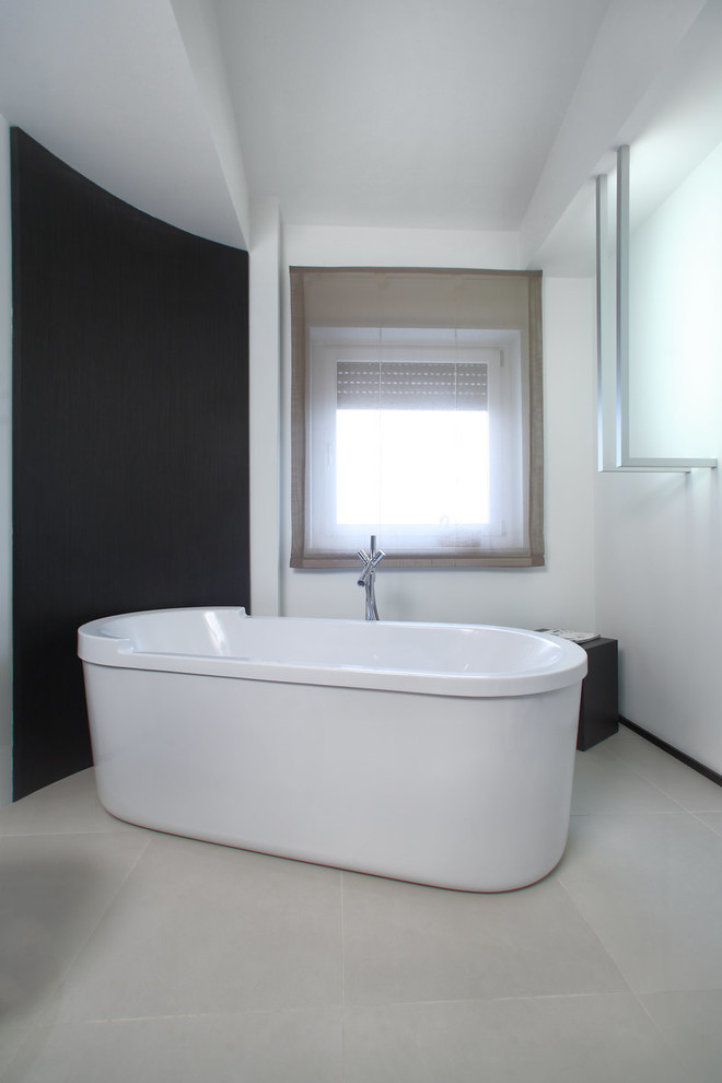 Immagine di una stanza da bagno contemporanea di medie dimensioni con lavabo a consolle, WC a due pezzi, top in legno, piastrelle nere, pareti bianche e pavimento con piastrelle in ceramica