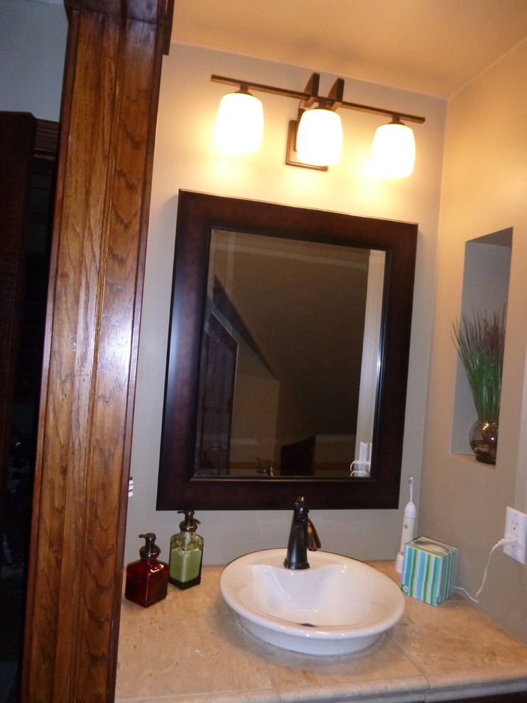 Kleines Uriges Badezimmer mit Aufsatzwaschbecken, Einbaubadewanne, Wandtoilette mit Spülkasten, beigen Fliesen, Porzellanfliesen, beiger Wandfarbe und Schieferboden in Milwaukee
