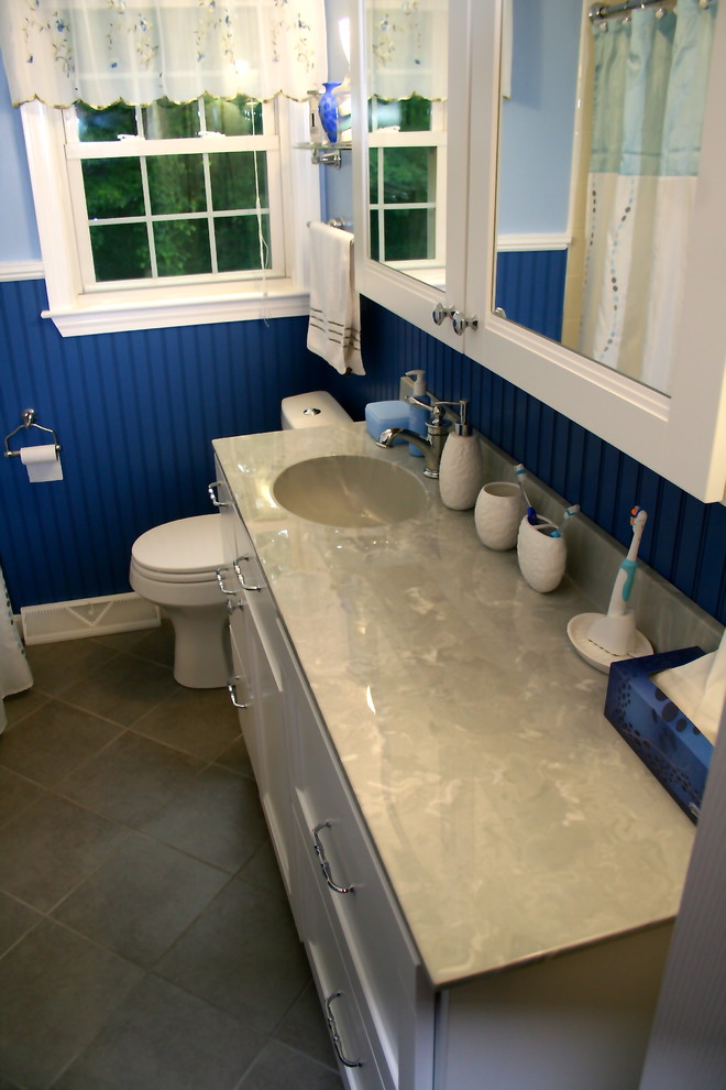 Стильный дизайн: главная ванная комната среднего размера в классическом стиле с плоскими фасадами, белыми фасадами, мраморной столешницей, белой плиткой, плиткой кабанчик, ванной в нише, душем над ванной, раздельным унитазом, монолитной раковиной, синими стенами и полом из керамогранита - последний тренд
