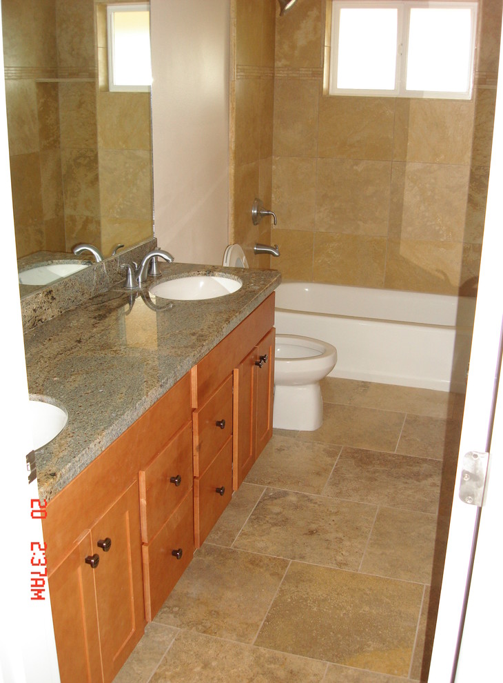 Bild på ett litet industriellt badrum med dusch, med ett undermonterad handfat, släta luckor, skåp i mellenmörkt trä, marmorbänkskiva, ett badkar i en alkov, en dusch i en alkov, en toalettstol med hel cisternkåpa, beige kakel, perrakottakakel, vita väggar och klinkergolv i terrakotta