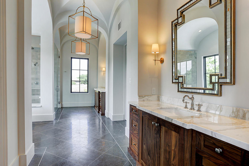 Foto de cuarto de baño clásico renovado grande con bañera exenta y baldosas y/o azulejos blancos