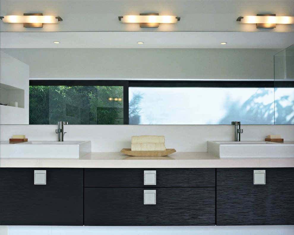 Пример оригинального дизайна: большая главная ванная комната в современном стиле с плоскими фасадами, светлыми деревянными фасадами, керамической плиткой, белыми стенами, полом из керамической плитки, настольной раковиной и столешницей из дерева