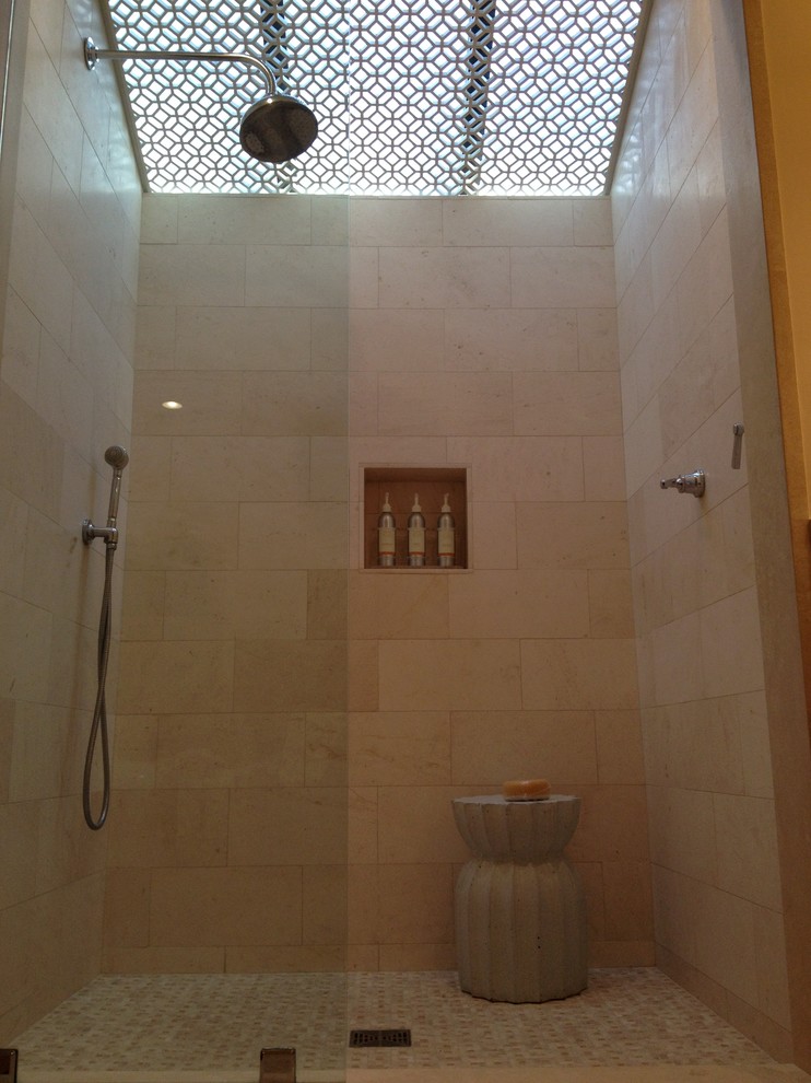 Modelo de cuarto de baño mediterráneo con ducha abierta, baldosas y/o azulejos beige, baldosas y/o azulejos de piedra, paredes beige y suelo con mosaicos de baldosas