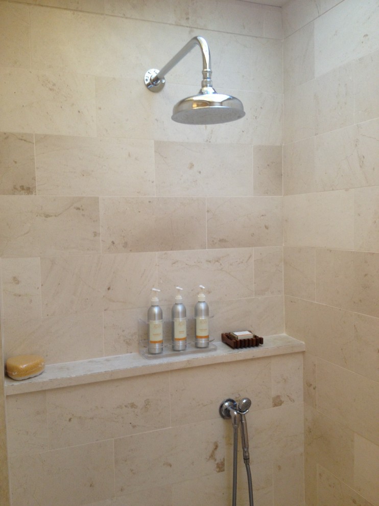Cette photo montre une salle de bain tendance avec une douche ouverte, un carrelage beige, un carrelage de pierre et un mur beige.