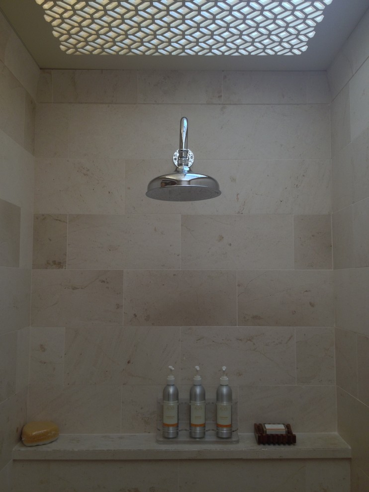 Imagen de cuarto de baño contemporáneo con ducha abierta, baldosas y/o azulejos beige, baldosas y/o azulejos de piedra y paredes beige