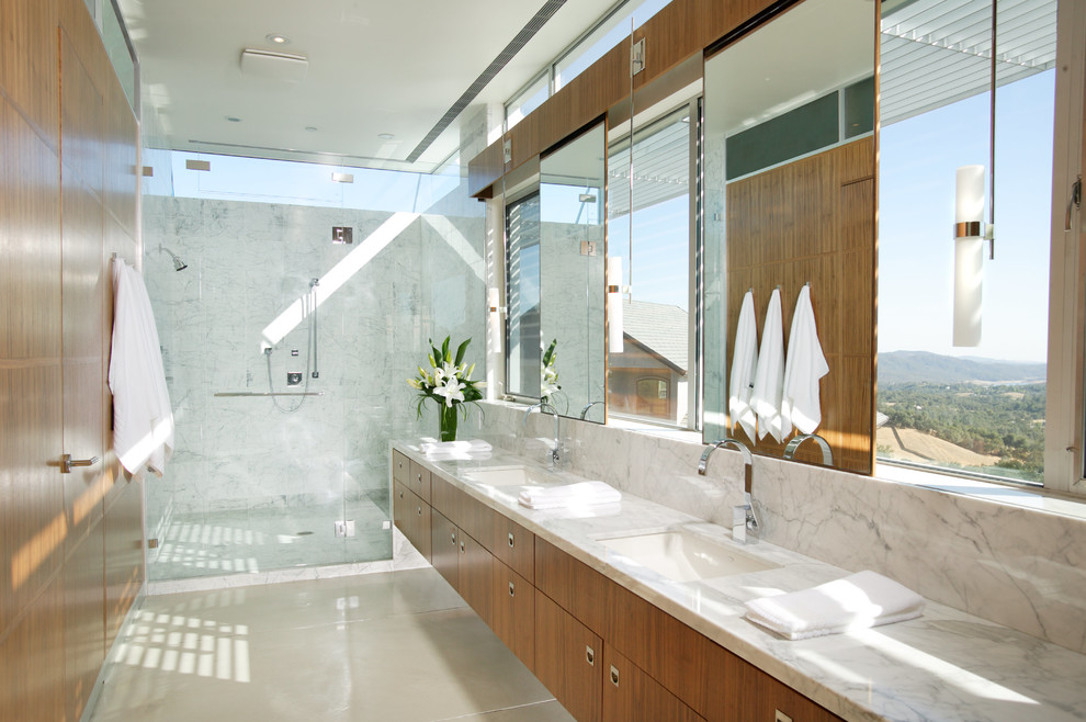 Immagine di una stanza da bagno minimal con lavabo sottopiano, ante lisce, ante in legno scuro, doccia alcova e piastrelle bianche