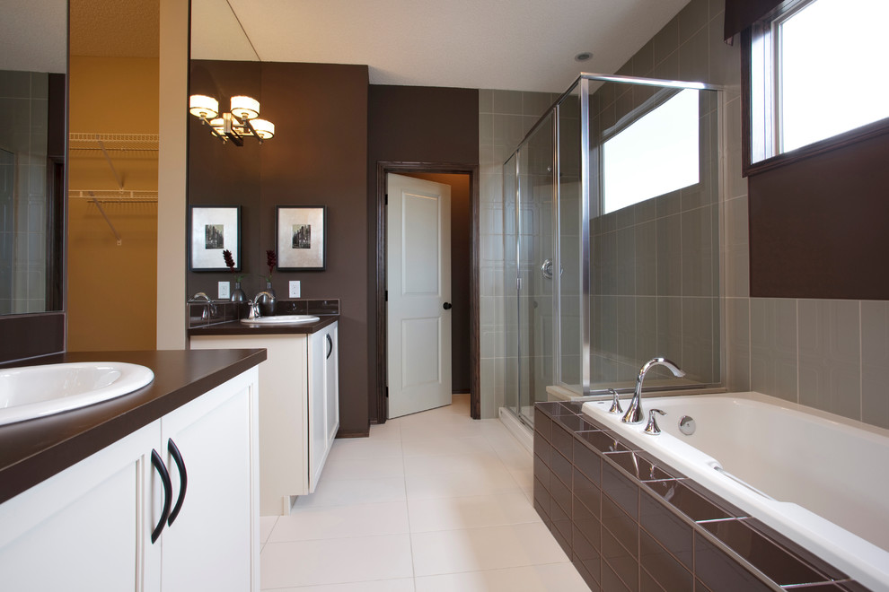 Cette photo montre une douche en alcôve moderne avec un lavabo posé, un placard avec porte à panneau encastré, des portes de placard blanches, une baignoire posée, un carrelage marron, un carrelage métro, un mur marron et un sol blanc.