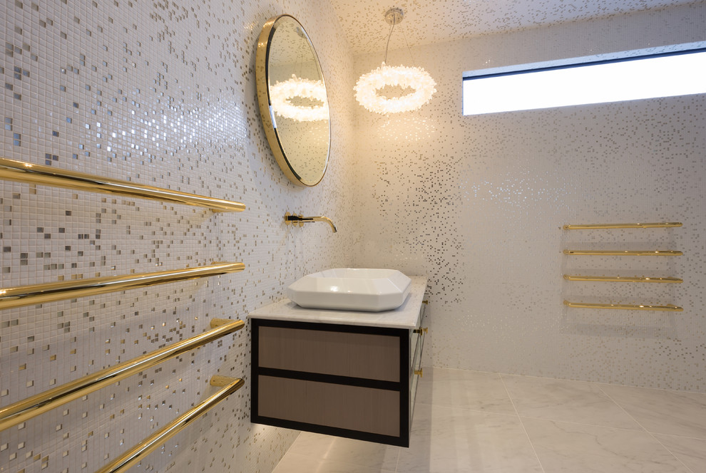 Пример оригинального дизайна: главная ванная комната среднего размера в современном стиле с стеклянными фасадами, черными фасадами, мраморной столешницей, разноцветной плиткой, плиткой мозаикой, белыми стенами и мраморным полом