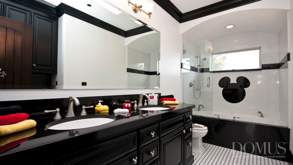 Idéer för ett mellanstort modernt en-suite badrum, med luckor med upphöjd panel, skåp i mörkt trä, ett badkar i en alkov, en dusch/badkar-kombination, en toalettstol med separat cisternkåpa, svart och vit kakel, glasskiva, vita väggar, vinylgolv, ett undermonterad handfat, bänkskiva i akrylsten, flerfärgat golv och med dusch som är öppen