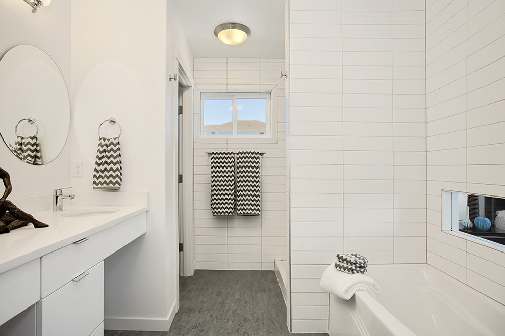 Источник вдохновения для домашнего уюта: ванная комната в стиле неоклассика (современная классика) с врезной раковиной и белой столешницей