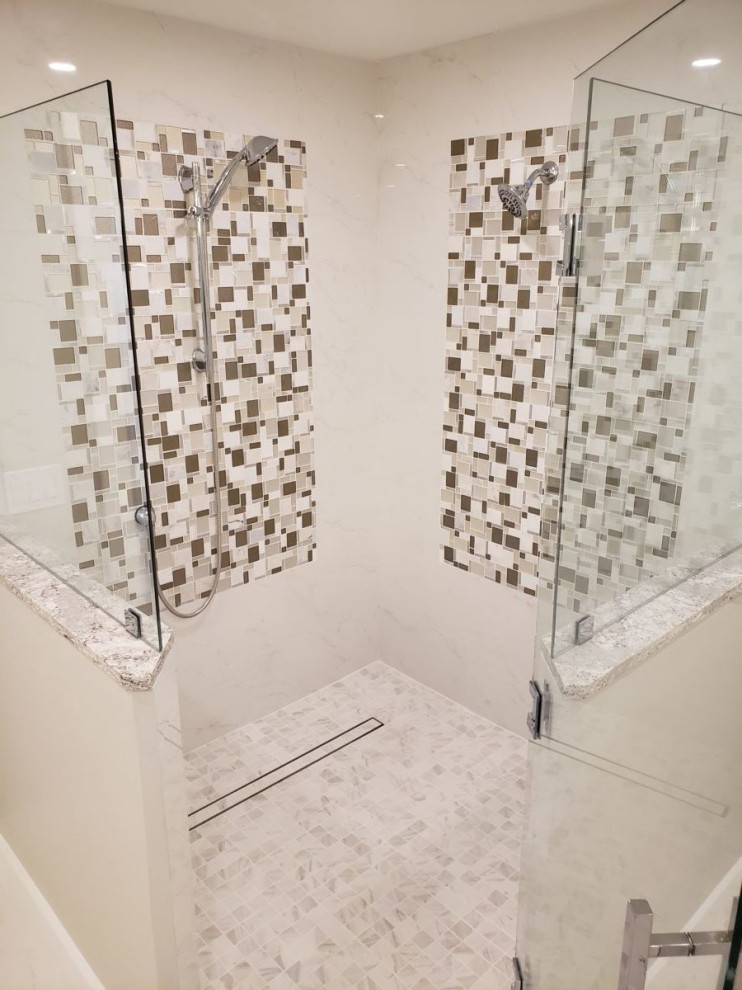 Cette photo montre une grande salle de bain principale chic avec un placard avec porte à panneau encastré, des portes de placard blanches, une baignoire d'angle, WC séparés, un carrelage gris, du carrelage en marbre, un mur beige, un sol en marbre, un lavabo encastré, un plan de toilette en granite, un sol blanc, une cabine de douche à porte battante et un plan de toilette multicolore.