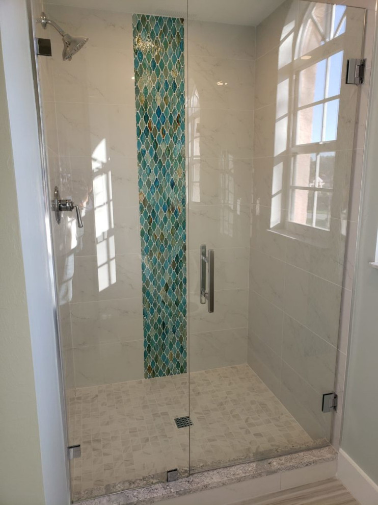 Cette photo montre une salle de bain chic de taille moyenne avec un placard avec porte à panneau encastré, des portes de placard blanches, une baignoire d'angle, WC séparés, un carrelage bleu, un carrelage gris, du carrelage en marbre, un mur beige, un sol en marbre, un lavabo encastré, un plan de toilette en granite, un sol blanc, une cabine de douche à porte battante et un plan de toilette multicolore.