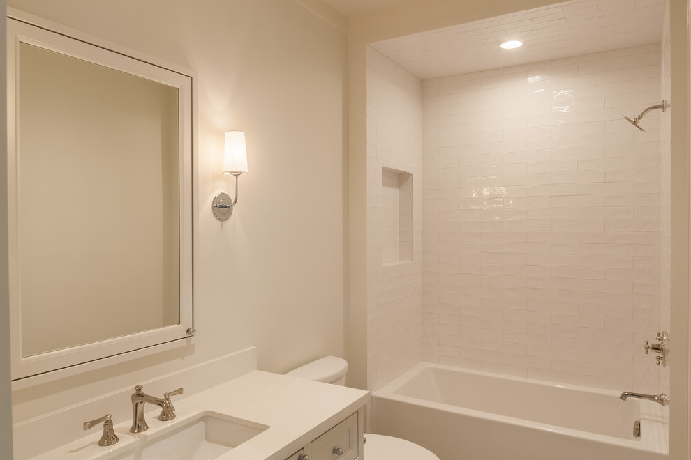 Imagen de cuarto de baño clásico de tamaño medio con baldosas y/o azulejos blancos