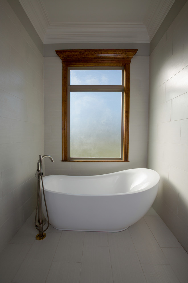 Пример оригинального дизайна: ванная комната среднего размера в современном стиле с фасадами с декоративным кантом, бежевыми фасадами, японской ванной, унитазом-моноблоком, разноцветной плиткой, керамической плиткой, бежевыми стенами и мраморной столешницей
