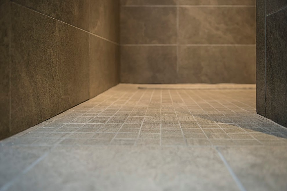Diseño de cuarto de baño contemporáneo con suelo de baldosas de porcelana y baldosas y/o azulejos de porcelana