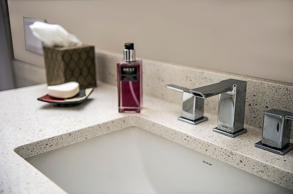 Стильный дизайн: ванная комната в современном стиле с накладной раковиной, столешницей из искусственного кварца, бежевой плиткой и серыми стенами - последний тренд