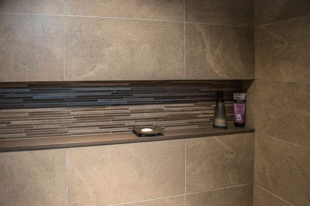 Modernes Badezimmer mit bodengleicher Dusche und Porzellanfliesen in Atlanta