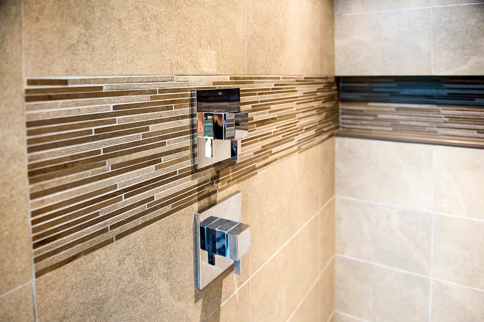 На фото: ванная комната в современном стиле с душем без бортиков и плиткой мозаикой