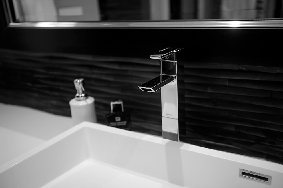 Modelo de cuarto de baño contemporáneo con lavabo de seno grande y suelo de baldosas de porcelana