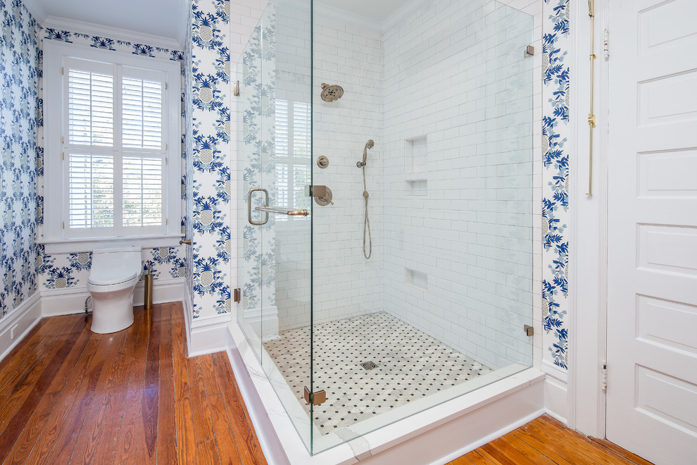 Пример оригинального дизайна: главная ванная комната среднего размера в стиле неоклассика (современная классика) с белой плиткой, керамической плиткой, паркетным полом среднего тона, фасадами в стиле шейкер, серыми фасадами, угловым душем, унитазом-моноблоком, синими стенами, врезной раковиной и столешницей из искусственного кварца