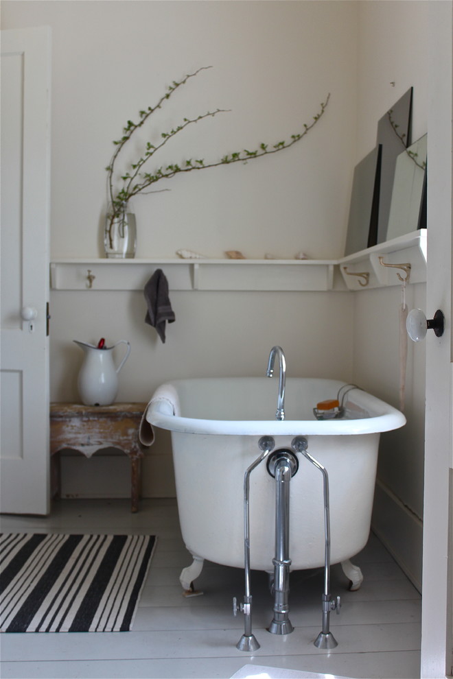 Bild på ett vintage badrum, med ett badkar med tassar
