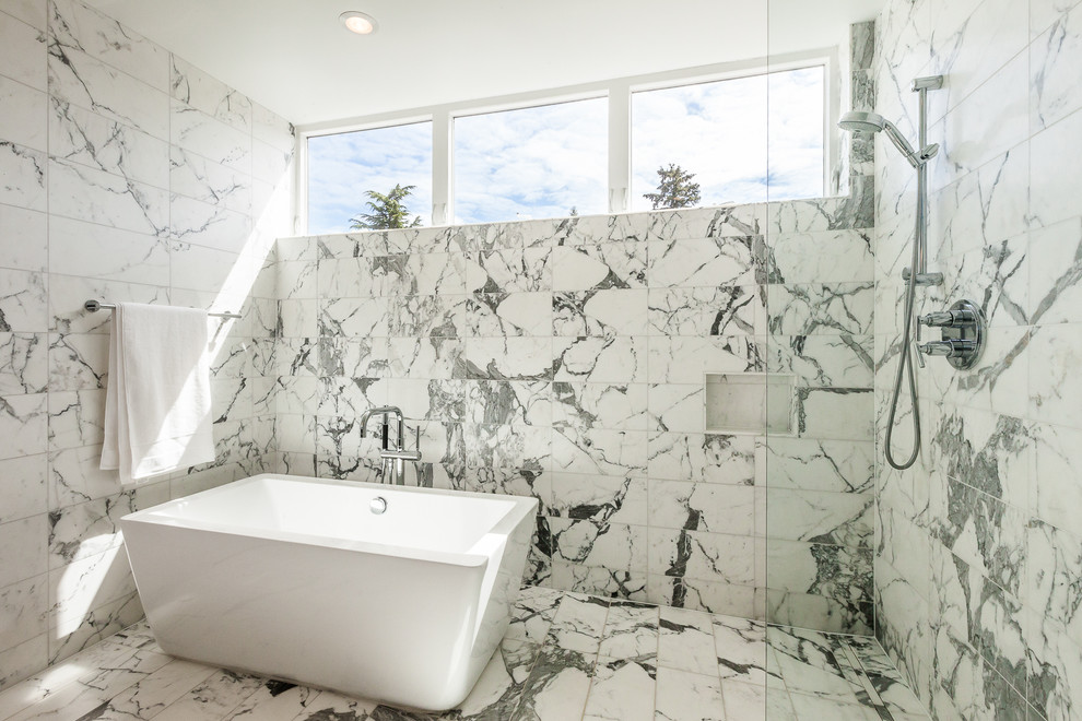 Diseño de cuarto de baño contemporáneo con bañera exenta y ventanas