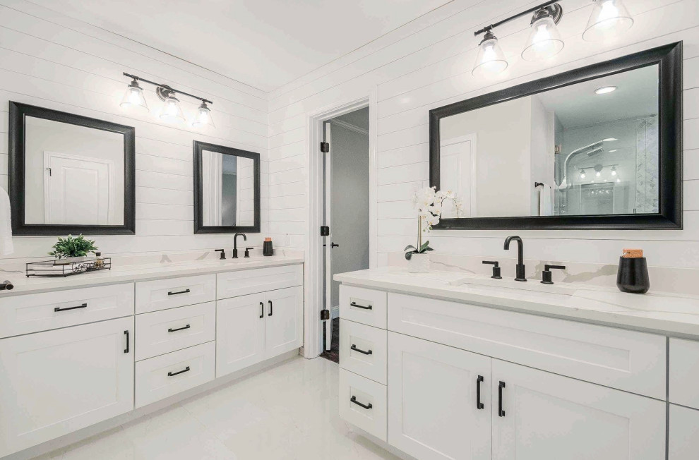 Foto på ett stort vintage vit en-suite badrum, med skåp i shakerstil, vita skåp, vita väggar, ett undermonterad handfat, vitt golv och klinkergolv i porslin