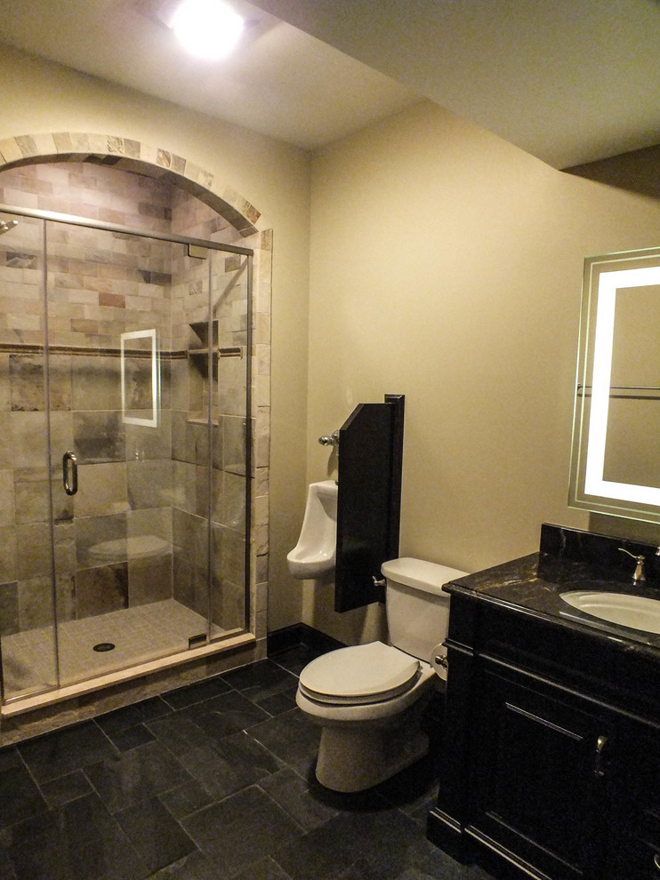 Idee per un'ampia stanza da bagno tradizionale con lavabo sottopiano, ante nere, top in granito, doccia alcova, piastrelle beige, piastrelle in pietra, pareti beige e pavimento in ardesia