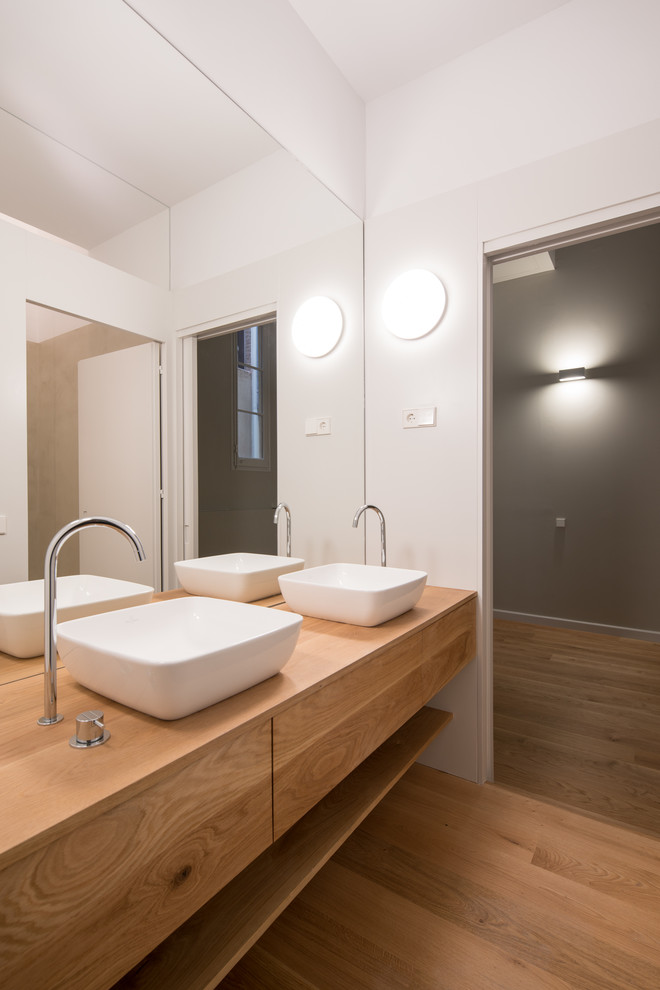Idées déco pour une salle de bain contemporaine en bois brun avec un placard à porte plane, un mur blanc, un sol en bois brun, une vasque, un plan de toilette en bois, un sol marron et un plan de toilette beige.