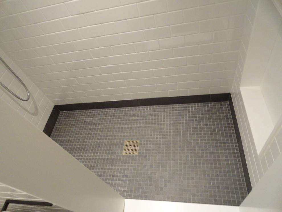 Idéer för att renovera ett litet vintage badrum med dusch, med öppna hyllor, skåp i mellenmörkt trä, ett badkar i en alkov, en dusch i en alkov, en toalettstol med separat cisternkåpa, vita väggar, skiffergolv, ett konsol handfat och svart golv