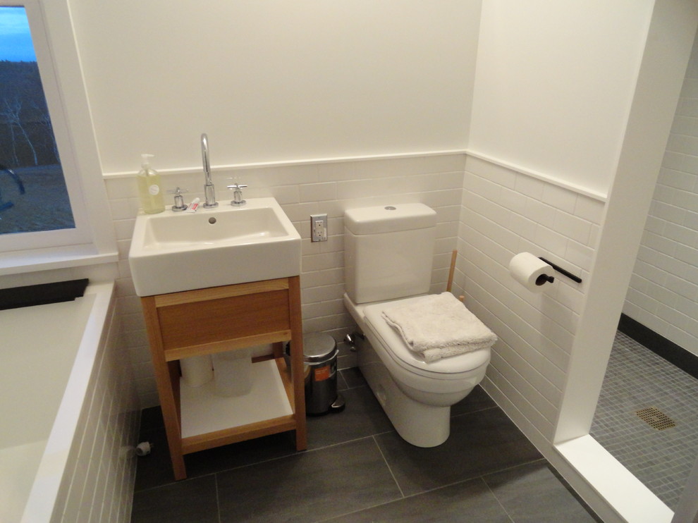 Foto på ett litet vintage badrum med dusch, med öppna hyllor, skåp i mellenmörkt trä, ett badkar i en alkov, en dusch i en alkov, en toalettstol med separat cisternkåpa, vita väggar, skiffergolv, ett konsol handfat och svart golv