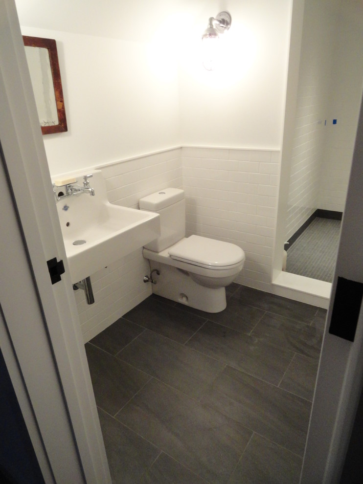 Aménagement d'une petite salle de bain classique en bois brun avec un placard sans porte, une baignoire en alcôve, WC séparés, un mur blanc, un sol en ardoise, un plan vasque et un sol noir.