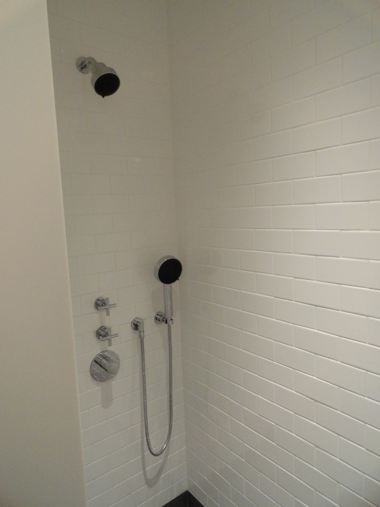 Exempel på ett litet klassiskt badrum med dusch, med öppna hyllor, skåp i mellenmörkt trä, ett badkar i en alkov, en dusch i en alkov, en toalettstol med separat cisternkåpa, vita väggar, skiffergolv, ett konsol handfat och svart golv