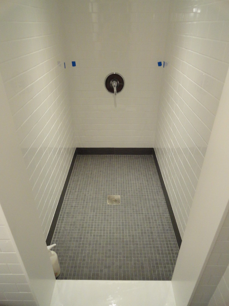 Inredning av ett klassiskt litet badrum med dusch, med öppna hyllor, skåp i mellenmörkt trä, ett badkar i en alkov, en dusch i en alkov, en toalettstol med separat cisternkåpa, vita väggar, skiffergolv, ett konsol handfat och svart golv