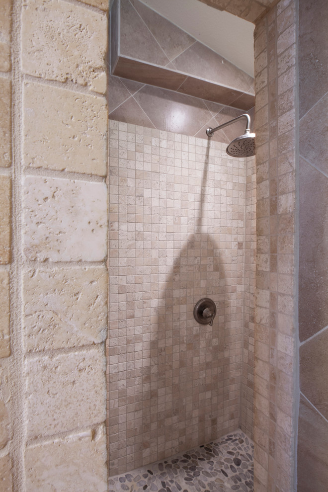 Réalisation d'une petite salle de bain principale tradition en bois foncé avec un lavabo encastré, un plan de toilette en granite, une douche ouverte, WC à poser, un carrelage beige, un mur beige et un sol en travertin.