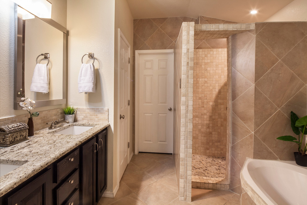 Exemple d'une petite salle de bain principale chic en bois foncé avec un lavabo encastré, un plan de toilette en granite, une douche ouverte, WC à poser, un carrelage beige, un mur beige, un sol en travertin et une baignoire posée.