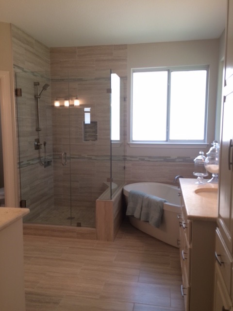 Идея дизайна: главная ванная комната среднего размера в современном стиле с плоскими фасадами, светлыми деревянными фасадами, отдельно стоящей ванной, душем в нише, бежевыми стенами, полом из винила и врезной раковиной