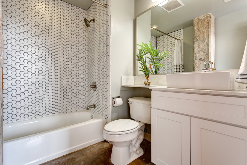 Стильный дизайн: маленькая главная ванная комната в стиле лофт с фасадами в стиле шейкер, белыми фасадами, накладной ванной, душем над ванной, унитазом-моноблоком, белой плиткой, керамической плиткой, серыми стенами, бетонным полом, настольной раковиной, столешницей из искусственного кварца, серым полом и шторкой для ванной для на участке и в саду - последний тренд