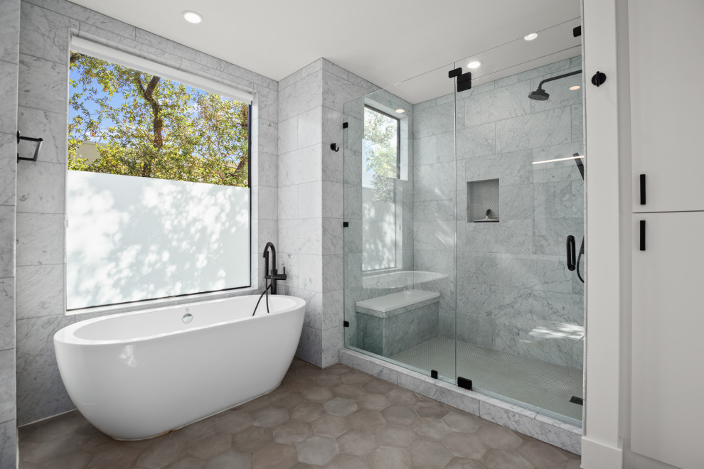 Inspiration pour une salle de bain principale design de taille moyenne avec une baignoire indépendante, un carrelage gris, du carrelage en marbre, un mur blanc, un sol en carrelage de porcelaine, un sol gris, une cabine de douche à porte battante et un banc de douche.