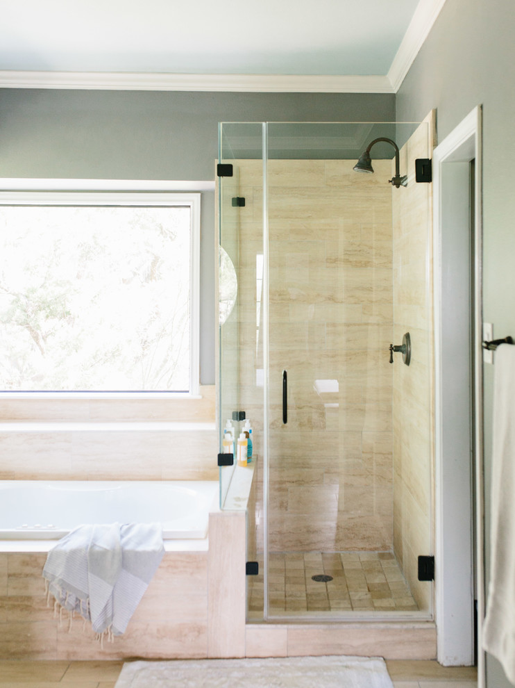 На фото: большая главная ванная комната в стиле неоклассика (современная классика) с фасадами в стиле шейкер, белыми фасадами, накладной ванной, угловым душем, унитазом-моноблоком, серыми стенами, полом из терраццо, врезной раковиной, столешницей из кварцита, бежевым полом и душем с распашными дверями с