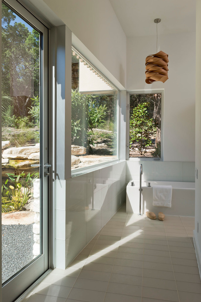 This is an example of a modern bathroom in Austin.