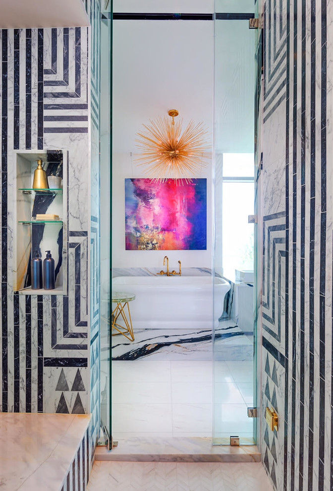Modern inredning av ett mycket stort en-suite badrum, med ett fristående badkar, svart och vit kakel, vita väggar, vitt golv, marmorkakel och marmorgolv