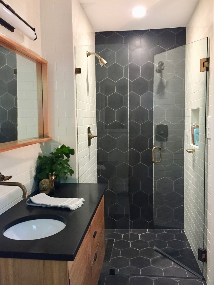 Idéer för ett litet modernt badrum med dusch, med släta luckor, skåp i mellenmörkt trä, en kantlös dusch, svart kakel, cementkakel, vita väggar, cementgolv, ett undermonterad handfat och granitbänkskiva
