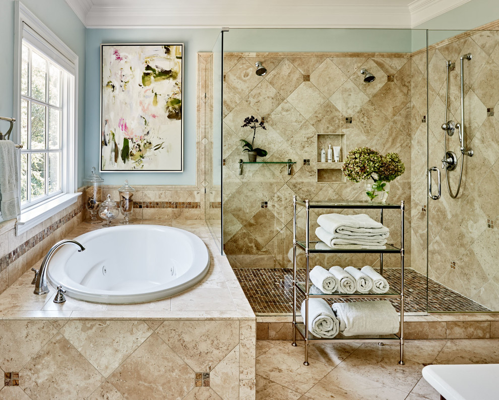 Inspiration för klassiska en-suite badrum, med ett platsbyggt badkar, en dubbeldusch, beige kakel, keramikplattor, blå väggar och klinkergolv i keramik