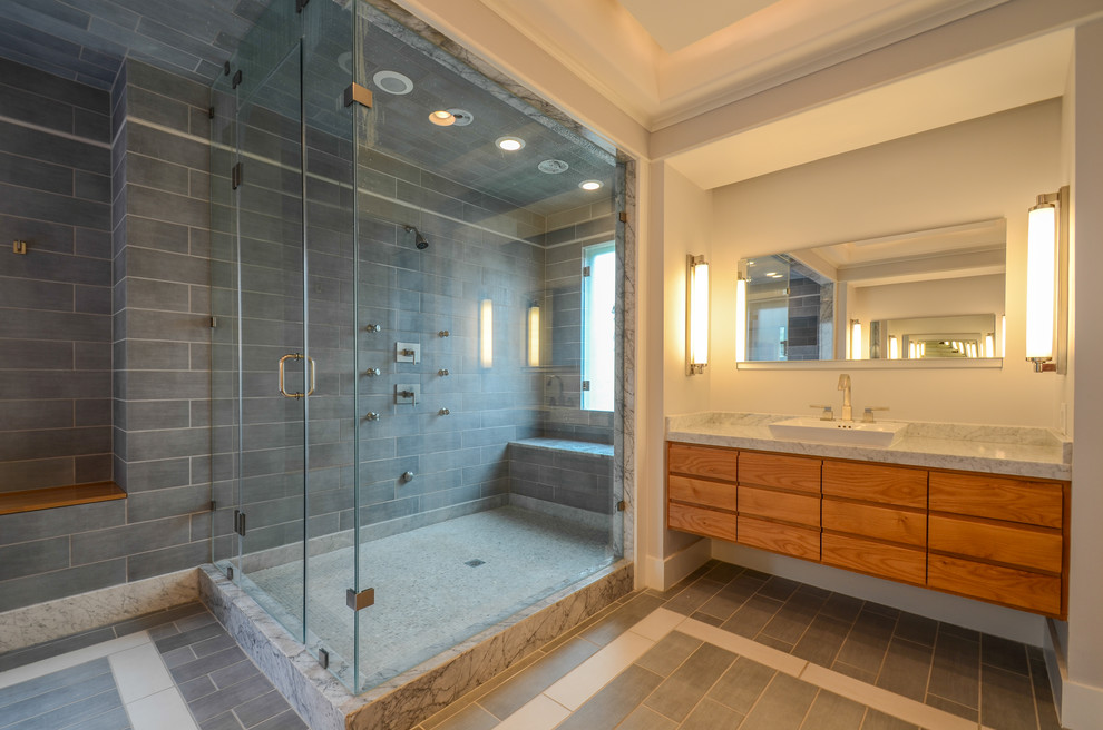 Idéer för vintage badrum, med ett undermonterat badkar och ett fristående handfat